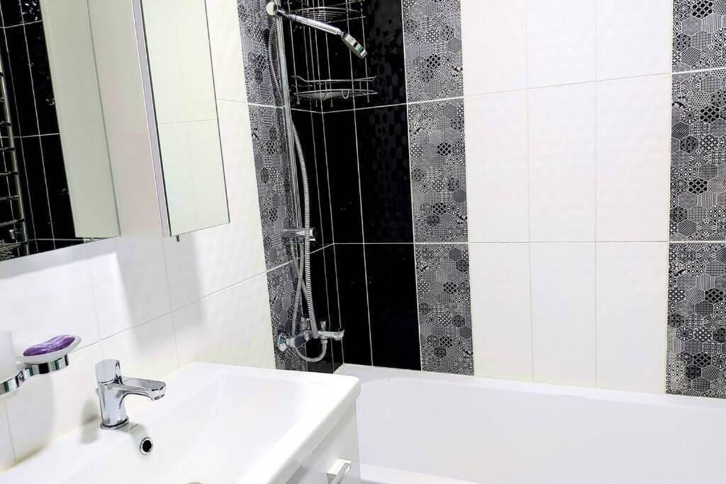 Новобудова Місто Трав, Р-Н Вікторії Гарденс Appartement Lviv Buitenkant foto